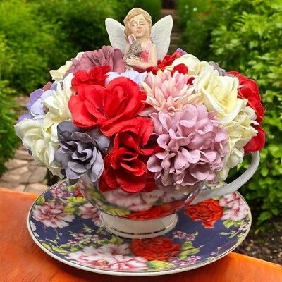 Taza de té arreglo floral con hadas, Shabby Chic rosa rojo, flores púrpuras rosas Foto 1 de 4