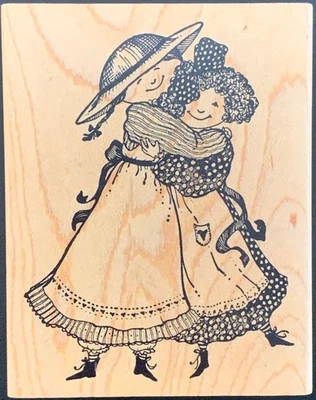 Estampilla de goma grande abrazando de dos chicas de campo de Delafield Foto 1 de 3