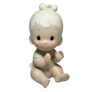 Precious Moments Figur: E-2852D Baby Mädchen klatschende Hände (3,2") - Bild 1 von 3