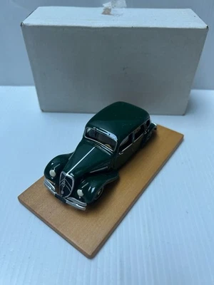 STL (Norev Altaya) Citroën 22 CV Familiale Vert sur socle en bois 1/43 Voiture - Photo 1/4