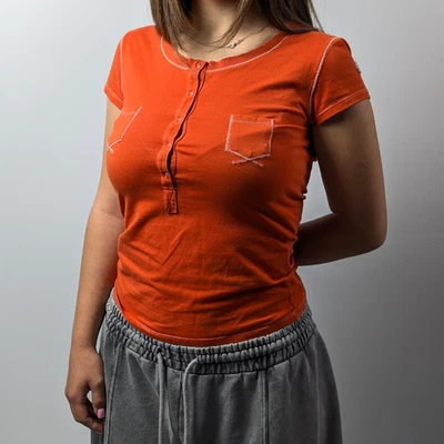 Camiseta Top Moncler Delgada Elastizada Naranja Bolsillo en el Pecho Parche Bordado Logo XS-S Foto 1 de 4