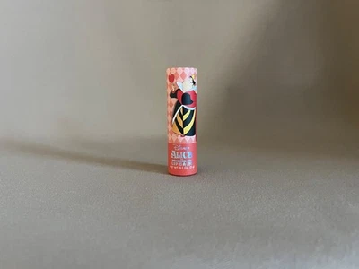 Disney Alicia en el País de las Maravillas Reina del Corazón “Earl Grey Tea” Bálsamo Labial Perfumado, Nuevo Foto 1 de 4