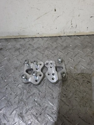 Suzuki GSXR 600 750 2006-2009 OEM soportes traseros izquierdo y derecho conductor Foto 1 de 4