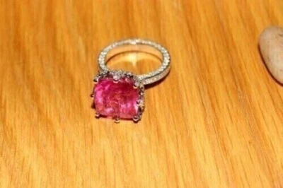 Anillo de compromiso con halo de rubí rosa creado en laboratorio corte cojín de 3 quilates enchapado en oro blanco de 14 quilates Foto 1 de 4