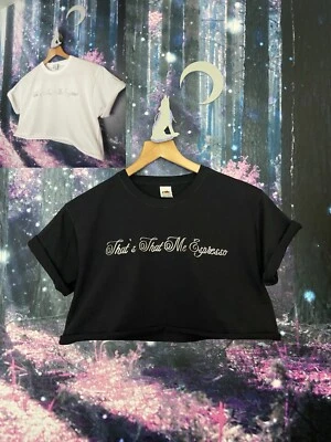 VIOLET WOLVES CAMISETA CROP TOP SABRINA CARPENTER 'THAT'S THAT ME ESPRESSO'