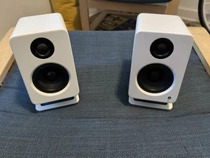 Kanto YU2 Powered Desktop Computer Speakers - with stands (Matte White) - Afbeelding 1 van 2