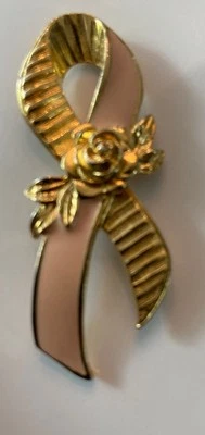 Cinta rosa esmaltada vintage Avon con rosa dorada - Broche de concientización sobre el cáncer de mama Foto 1 de 2