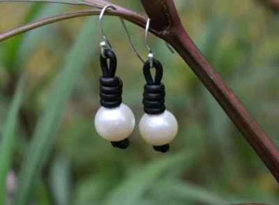 Pendientes de cuero perlado perlas sobre cuero cuero y perlas boho para ella Yevga Foto 1 de 4