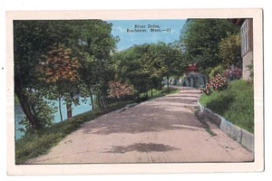 RIVER DRIVE Straßenszene Blumen Bäume Rochester Minnesota neuwertig Postkarte WB - Bild 1 von 2