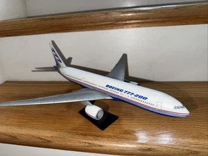 Espositore agente di viaggio aereo plastica BOEING 777-200 1994 vintage 12”x12” - Foto 1 di 7