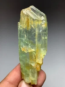 Cristal de kuncita verde grabado 170 quilates de Afganistán - Imagen 1 de 6