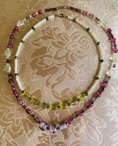 2 collares artesanales de perlas sintéticas con cuentas de vidrio púrpura y verde - Imagen 1 de 6
