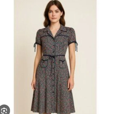 Vestido corpiño plisado manga abullonada con botones ribete en contraste de seda Betsey Johnson Foto 1 de 4