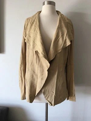 CHAQUETA NUEVA CON ETIQUETAS $785 LA FEE VERTE DRAPEADA PAPEL FRONTAL CUERO ARENA COLOR CAMEL TALLA L Foto 1 de 4