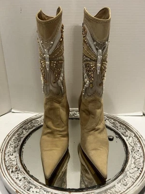 Le Silla 蝴蝶 米色 象牙色 麂皮皮 靴子 串珠 7 意大利 NOS HTF — 第 1/4 张图片