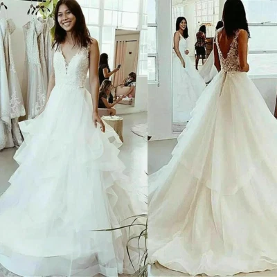 Vestidos de novia de tul con cuello en V línea A en capas apliques de encaje sin espalda Foto 1 de 4