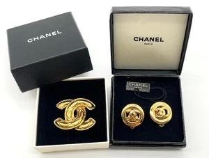 Auténtico juego de 2 pendientes y broches Chanel vintage marcas de coco con caja SK110468 - Imagen 1 de 23