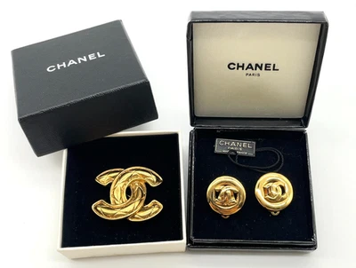Auténtico juego de 2 pendientes y broches Chanel vintage marcas de coco con caja SK110468 - Imagen 1 de 4