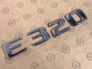 Mercedes Benz E320 emblema letras insignia calcomanía logotipo maletero OEM genuino original - Imagen 1 de 4