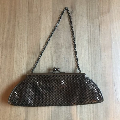 Bolso sin asas vintage de malla de bronce de Whiting and Davis Foto 1 de 4
