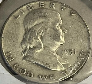 Medio dólar Franklin 1951 D 90 % plata .36169 OZ 9.775.200 acuñado - Imagen 1 de 4