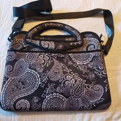 Es decir, Funda pequeña para tableta portátil para mujer con correa para el hombro en cachemira negra/blanca Foto 1 de 4