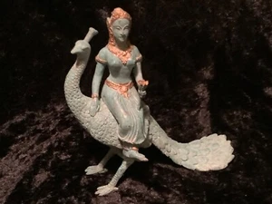 Figur Bronzefigur Göttin Tempeltänzerin auf Pfau blau patiniert vergoldet - Bild 1 von 8