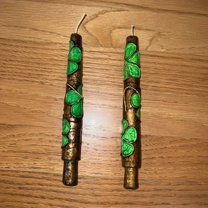 Coppia di bastoncini di candela messicani vintage in legno e cartapesta fiori verdi 7,5" - Foto 1 di 5