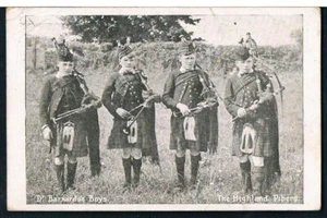 POSTCARD DR BARNARDO'S BOYS 1915 - THE HIGHLAND PIPERS - New Whittington - Picture 1 of 2