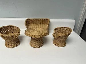 Set mobili Barbie vintage anni 70 in vimini/rattan, 2 sedie, divano letto, tavolo - Foto 1 di 7