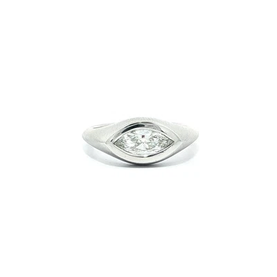 Anillo solitario de platino GIA 0,70 quilates F VS1 con bisel de diamantes marquesa mate banda E-W Foto 1 de 4