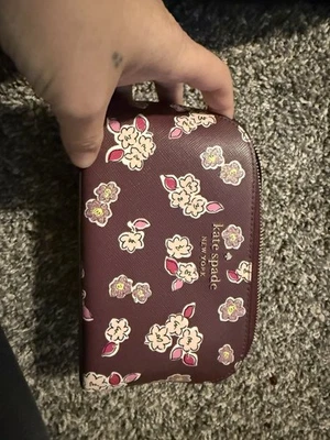 Kate Spade мишуры матовый цветочный глубокий ягоды косметичка цветочный розовый отличном - Изображение 1 из 3