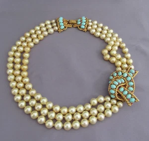 COLLAR DE PERLAS TRIPLE HEBRA VINTAGE MARCEL BOUCHER TONO DORADO ESTRÁS AZUL - Imagen 1 de 15