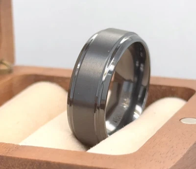 Alianzas de boda de circonio gris oscuro de 8 mm con centro cepillado Gunmetal para hombre Foto 1 de 4