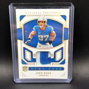 2022 Panini National Treasures - NFL Game Gear Prime Holo Gold Joey Bosa /10 - Foto 1 di 2