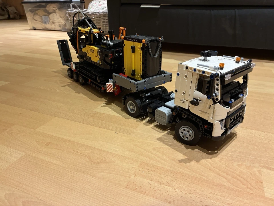 LEGO TECHNIC: Volvo Fmx Lkw mit Ec230 Electric Excavator (42175) - Bild 1 von 1