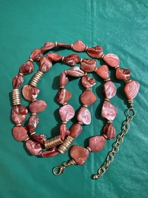 Colar de madrepérola concha salmão rosa, anéis de ouro 35” de comprimento - Imagem 1 de 4