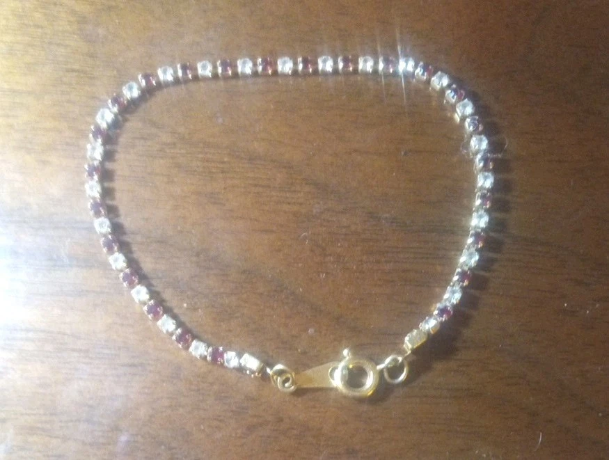 Brazalete para mujer Avon 7 pulgadas corte rojo y diamante Foto 1 de 1