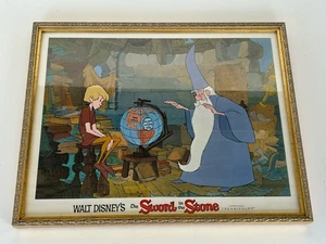 Disney La espada en la piedra 1963 litografía enmarcada Merlín Wart de colección - Imagen 1 de 5