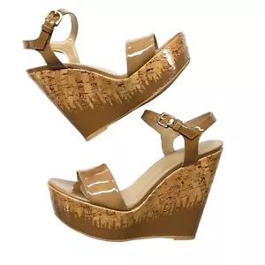 Stuart Weitzman Single Sky lackierte Sandale aus Korkkeilabsatz Damen Größe 9,5 W breit - Bild 1 von 8