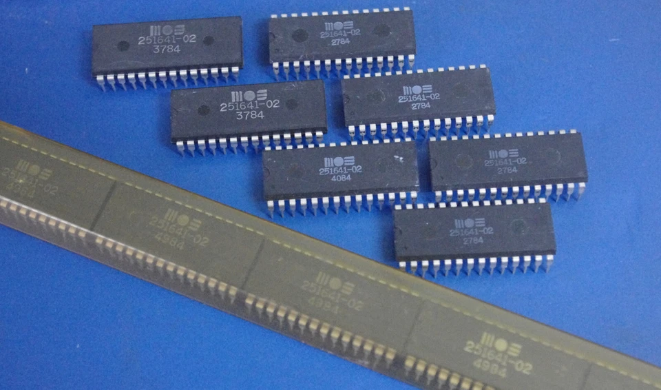 1 Stück - MOS 251641-02 - PLA IC - DIP28 - FÜR C16/C116/CPlus4 - Neu -  geprüft - Bild 1 von 1