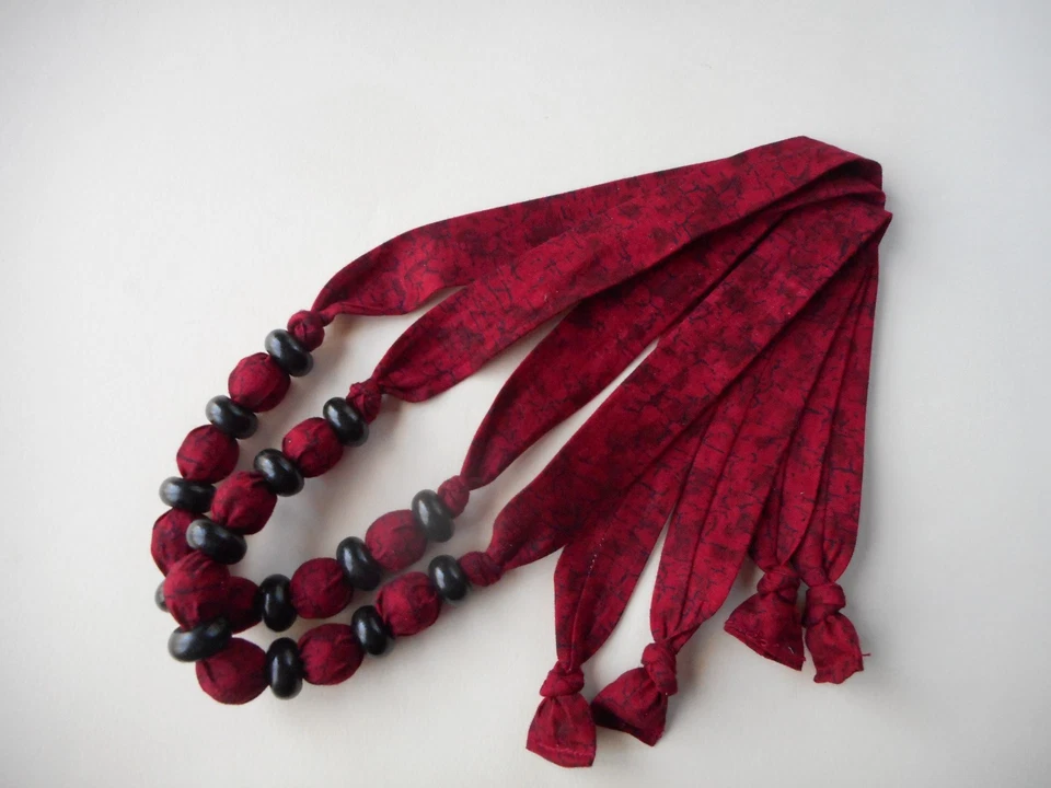 #103 - Conjunto de 2 - Vermelho com contas de madeira pretas - Cortinas de tecido ajustáveis - Imagem 1 de 1