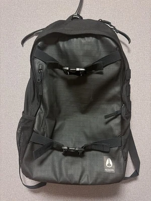 Mochila informal para computadora portátil NIXON negra Foto 1 de 4