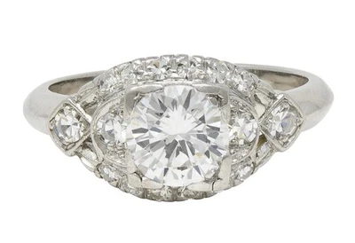 Anillo de compromiso vintage con racimo de platino y diamantes de 1,24 quilates de mediados de siglo de 1,24 quilates Foto 1 de 4