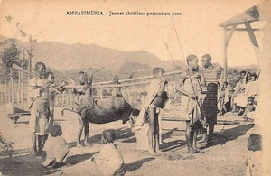 Madagascar - AMPASIMÉRIA - Jeunes chrétiens portant un porc sauvage - Ed. inconn - Picture 1 of 2