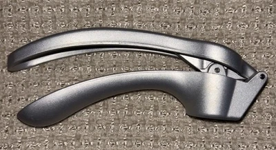 Prensa de ajo Pampered Chef #2576 con herramienta de limpieza Foto 1 de 4