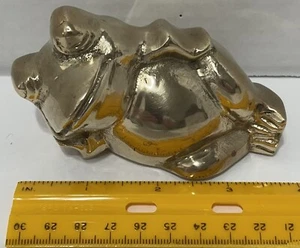 Pisapapeles rana de latón macizo de colección descansando de lado - Imagen 1 de 7