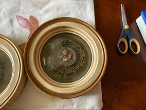 Paar 2 schöne runde Cherub Metall Kamee Plaketten 8,5" rund  - Bild 1 von 4