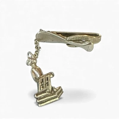 Antiguo 1939 Libros de Latón Dije Corbata Clip Pre Segunda Guerra Mundial Hombres Académico Novedad Joyería Foto 1 de 4