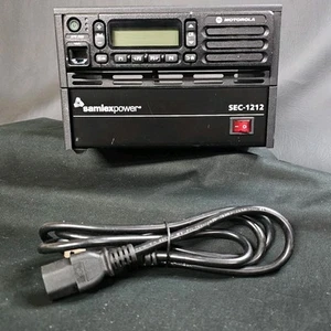 Radio bidireccional Motorola XPR2500 con fuente de alimentación Samlex Power SEC-1212 - Imagen 1 de 9